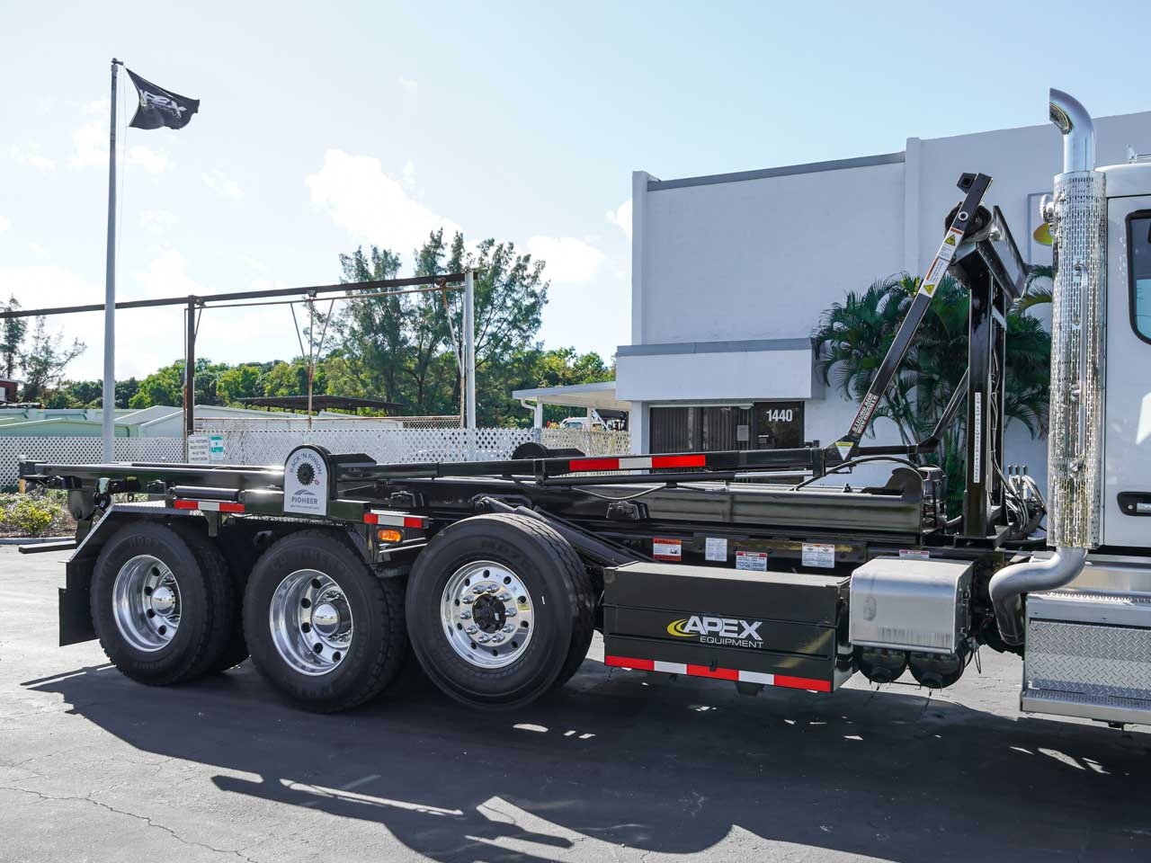 Pete 567 Tri Axle Galfab Roll Off Truck for Sale Pete 567 Tri Axle Galfab Roll Off Truck for Sale