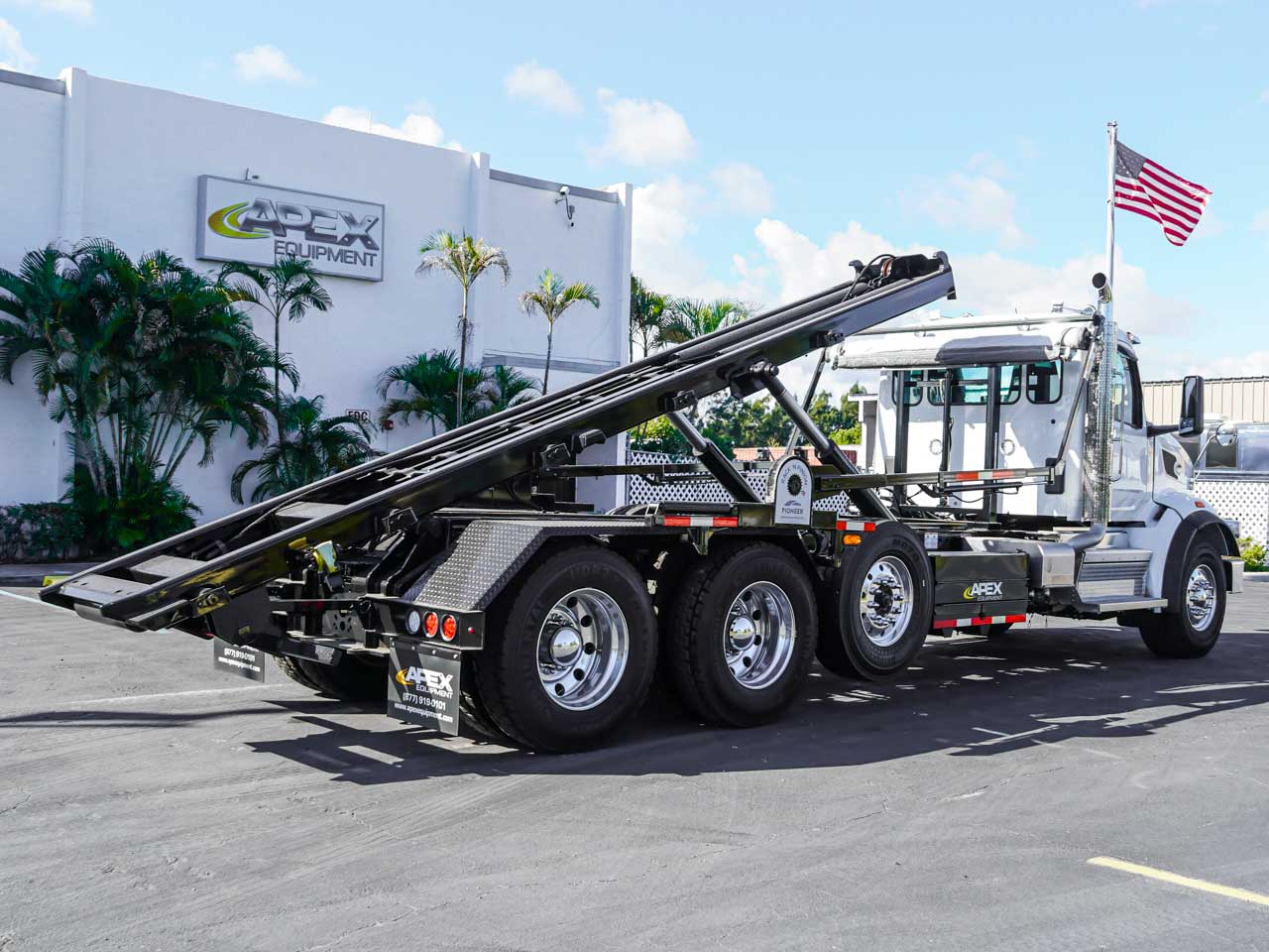 New Peterbilt 567 Roll Off Truck for Sale New Peterbilt 567 Roll Off Truck for Sale