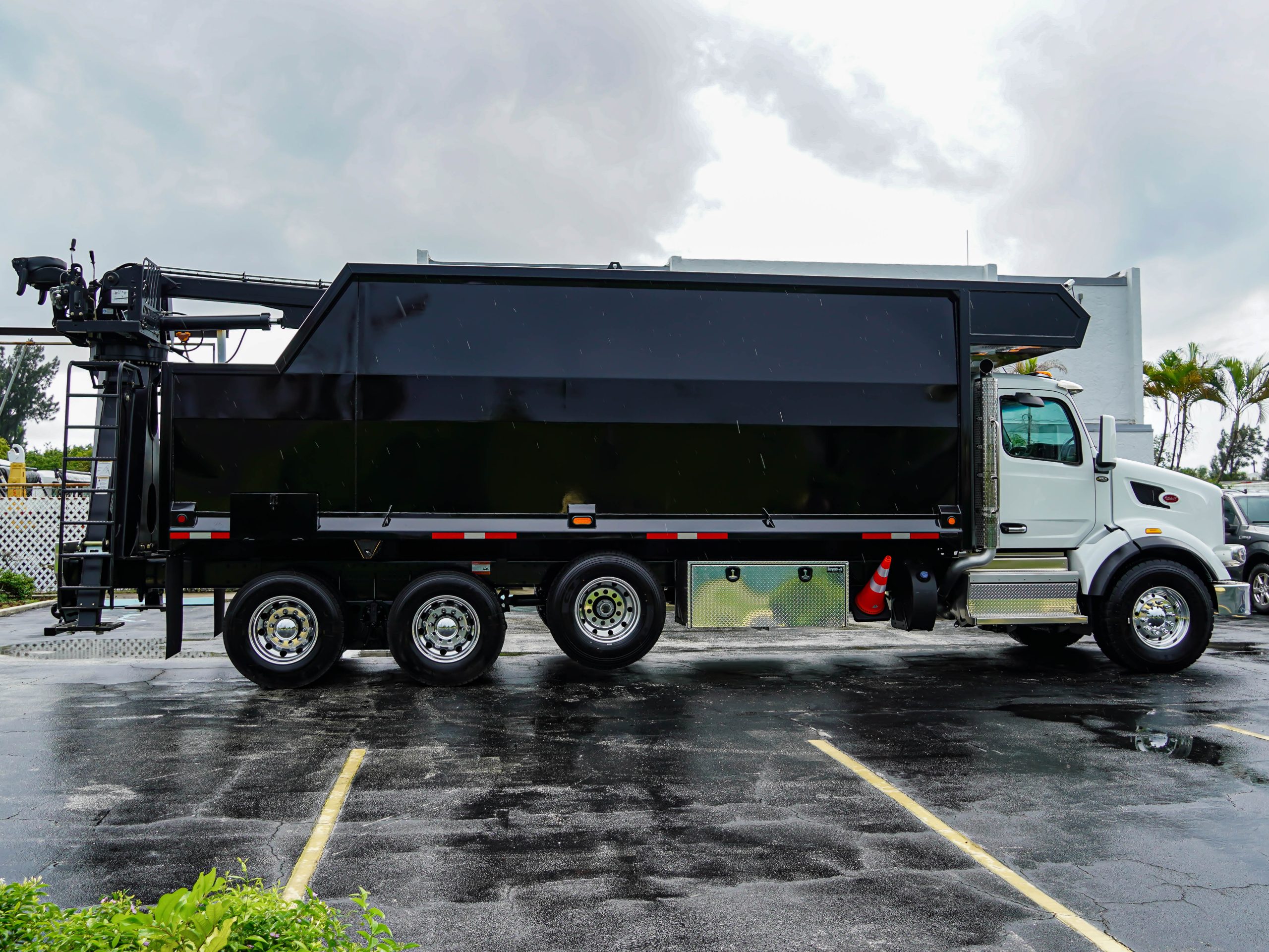 2026 PETERBILT 567 REAR MOUNT GRAPPLE TRUCK 2026 PETERBILT 567 REAR MOUNT GRAPPLE TRUCK - image 4 of 6