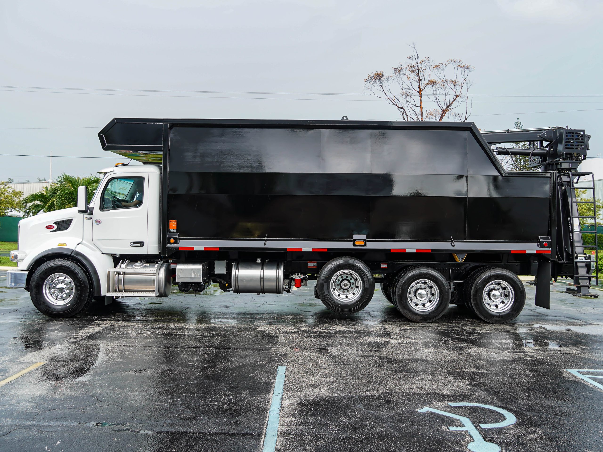 2026 PETERBILT 567 REAR MOUNT GRAPPLE TRUCK 2026 PETERBILT 567 REAR MOUNT GRAPPLE TRUCK - image 5 of 6