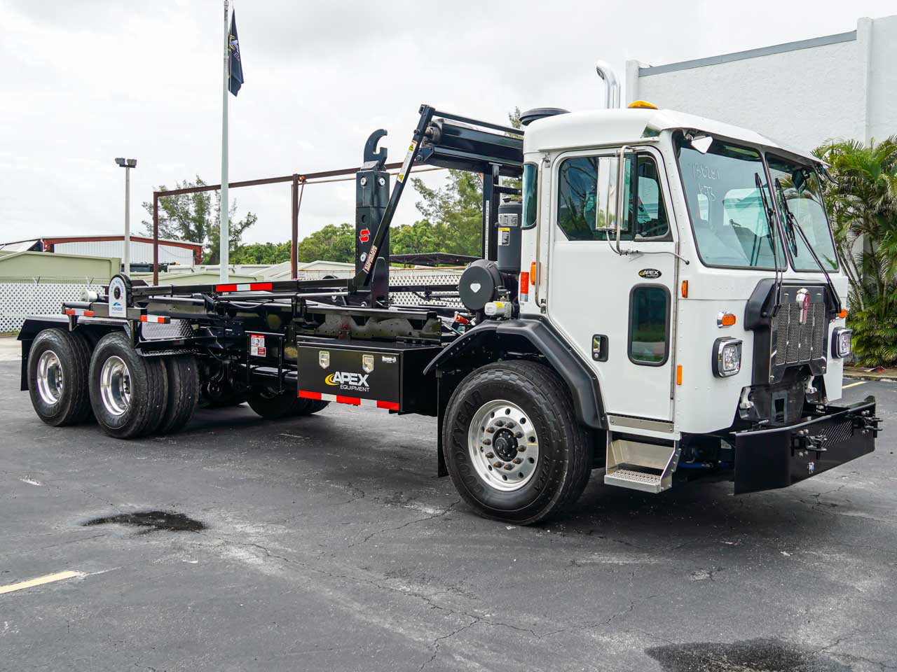 2025 KENWORTH L770 HOOKLIFT TRUCK FOR SALE 2025 KENWORTH L770 HOOKLIFT TRUCK FOR SALE - image 1 of 6