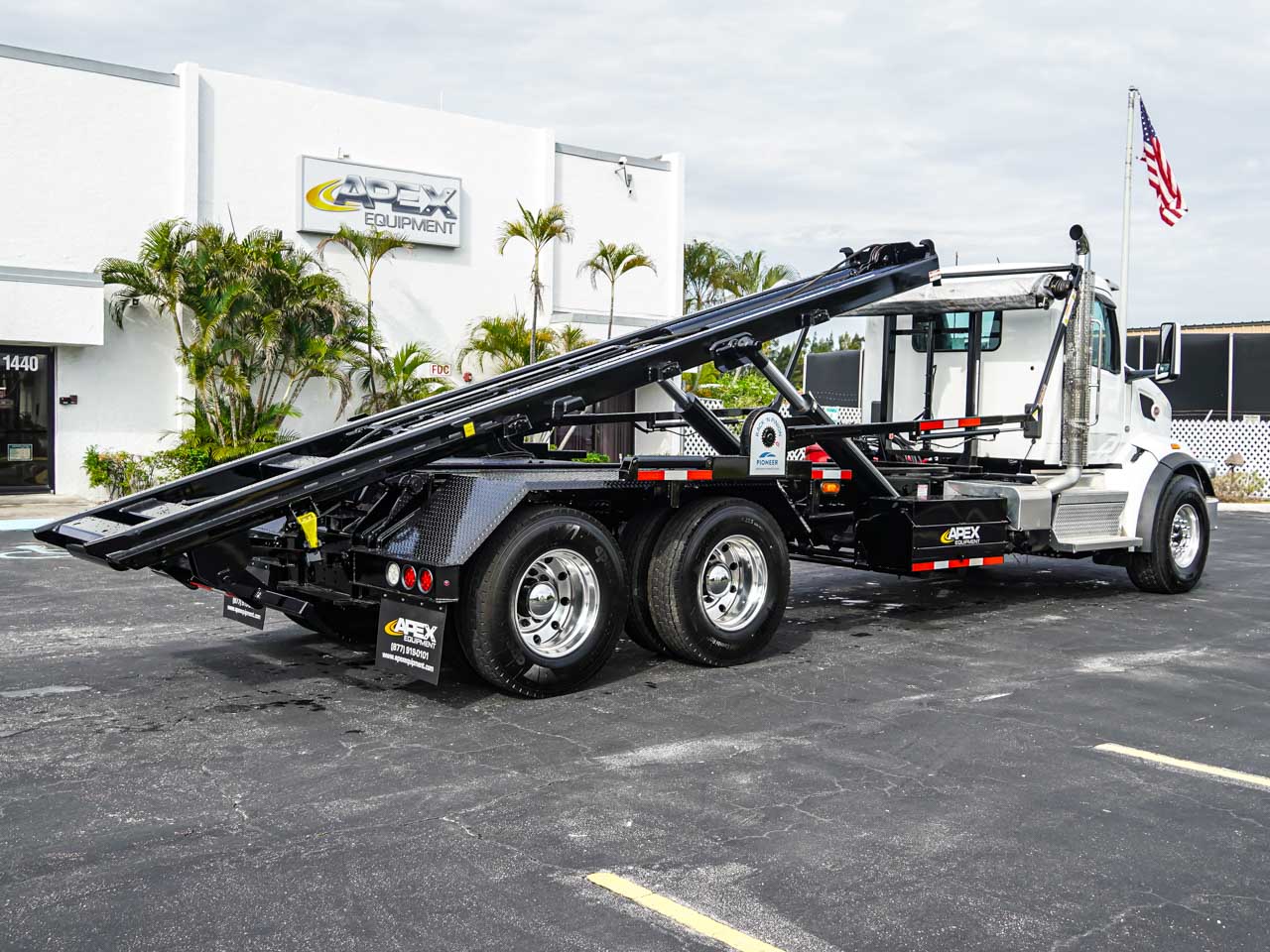 2027 Peterbilt 567 ROLL OFF TRUCK FOR SALE 2027 Peterbilt 567 ROLL OFF TRUCK FOR SALE - image 3 of 6