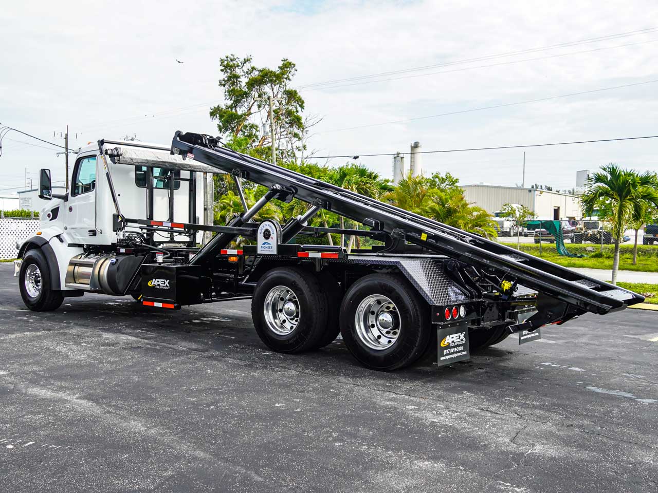 2027 Peterbilt 567 ROLL OFF TRUCK FOR SALE 2027 Peterbilt 567 ROLL OFF TRUCK FOR SALE - image 4 of 6