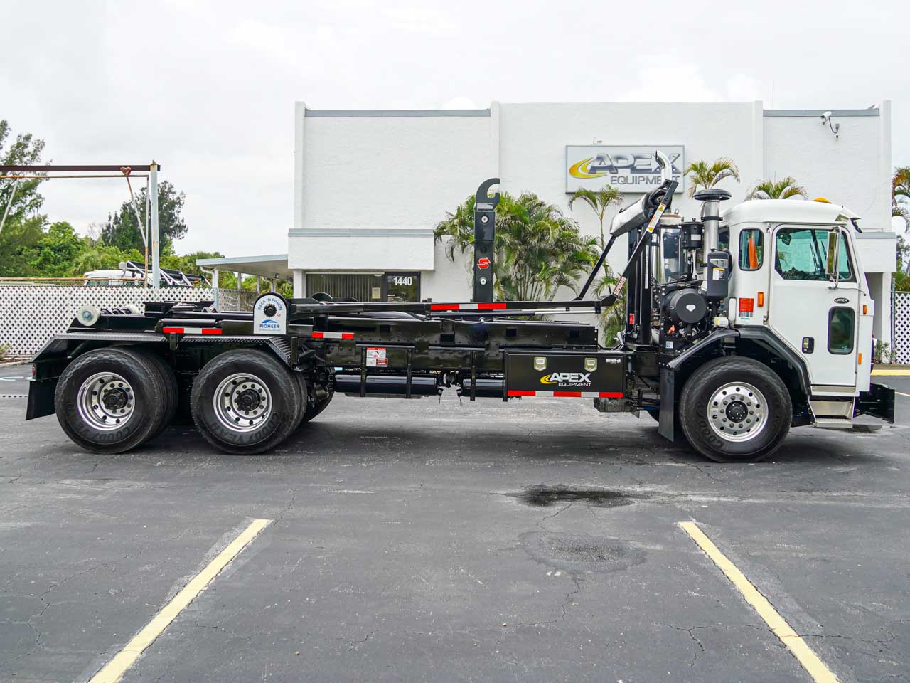 2025 KENWORTH L770 HOOKLIFT TRUCK FOR SALE 2025 KENWORTH L770 HOOKLIFT TRUCK FOR SALE - image 5 of 6