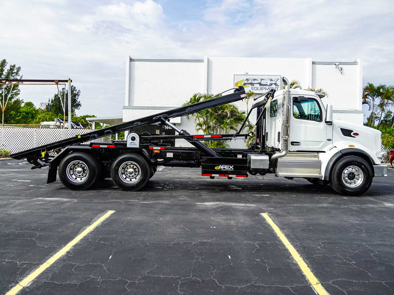 2027 Peterbilt 567 ROLL OFF TRUCK FOR SALE 2027 Peterbilt 567 ROLL OFF TRUCK FOR SALE - image 5 of 6