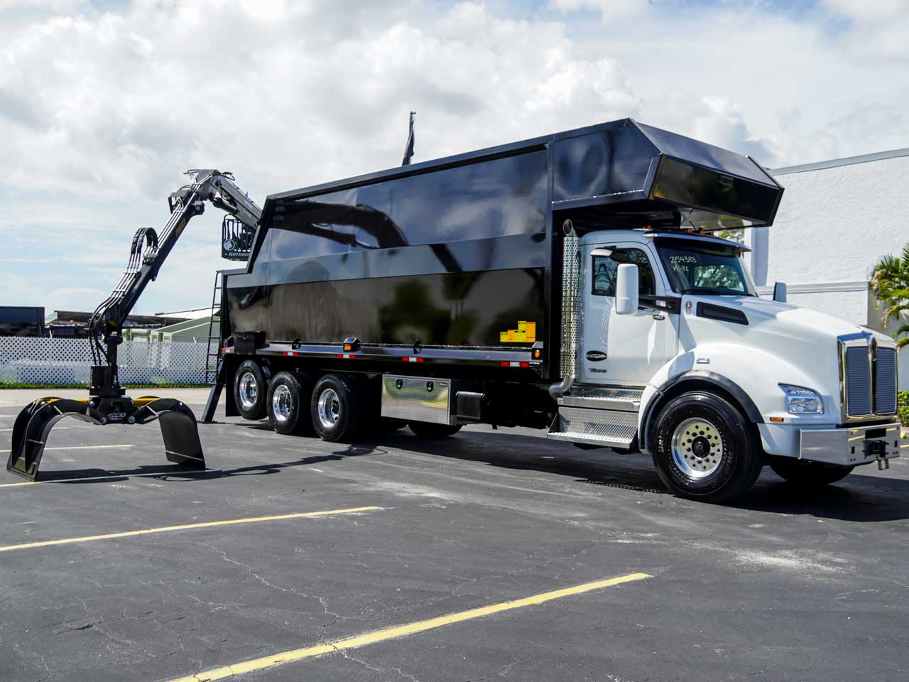 2027 KENWORTH T880 ROTOBEC GRAPPLE TRUCK 2027 KENWORTH T880 ROTOBEC GRAPPLE TRUCK - image 1 of 6