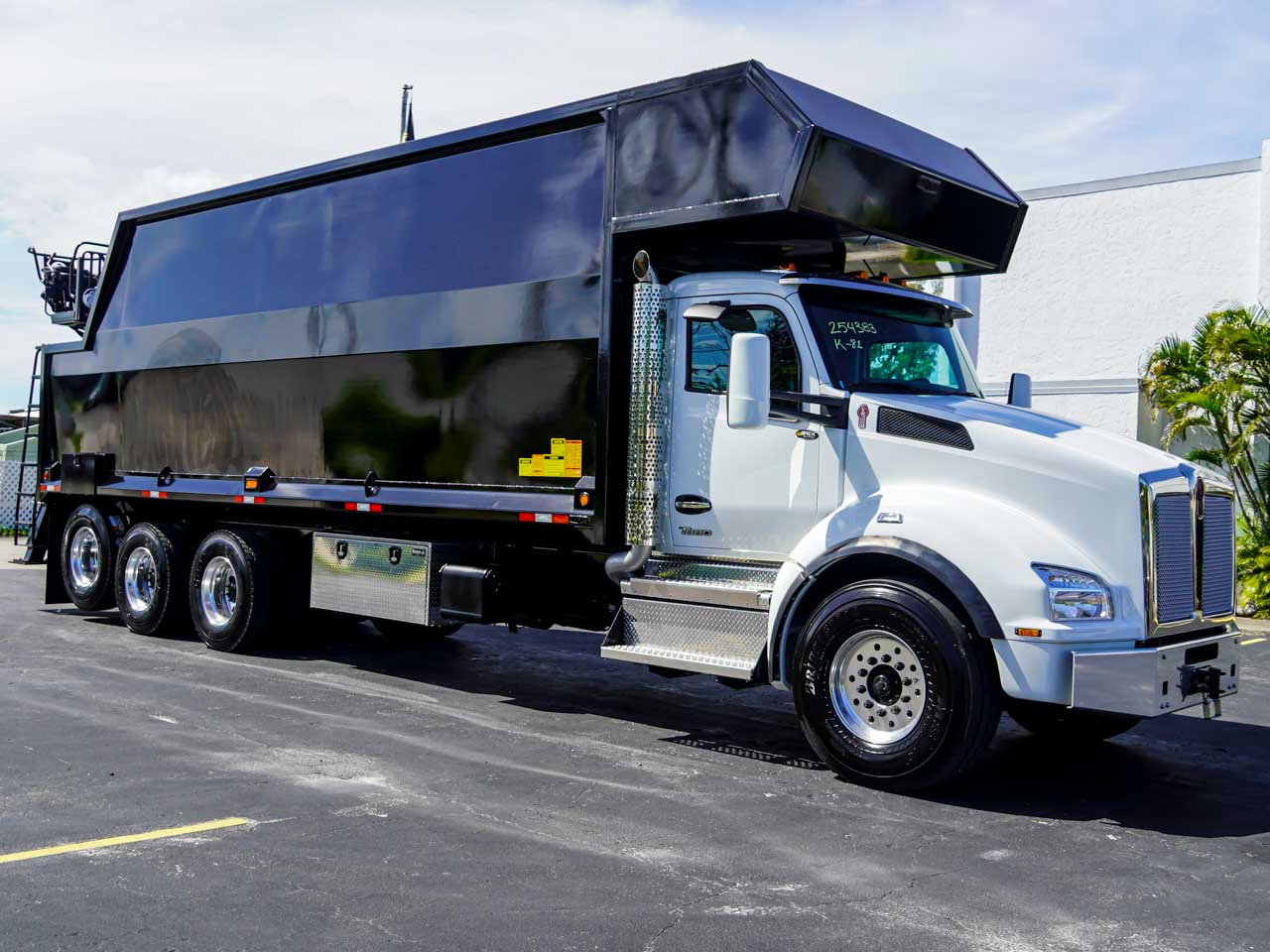 2027 KENWORTH T880 ROTOBEC GRAPPLE TRUCK 2027 KENWORTH T880 ROTOBEC GRAPPLE TRUCK - image 3 of 6