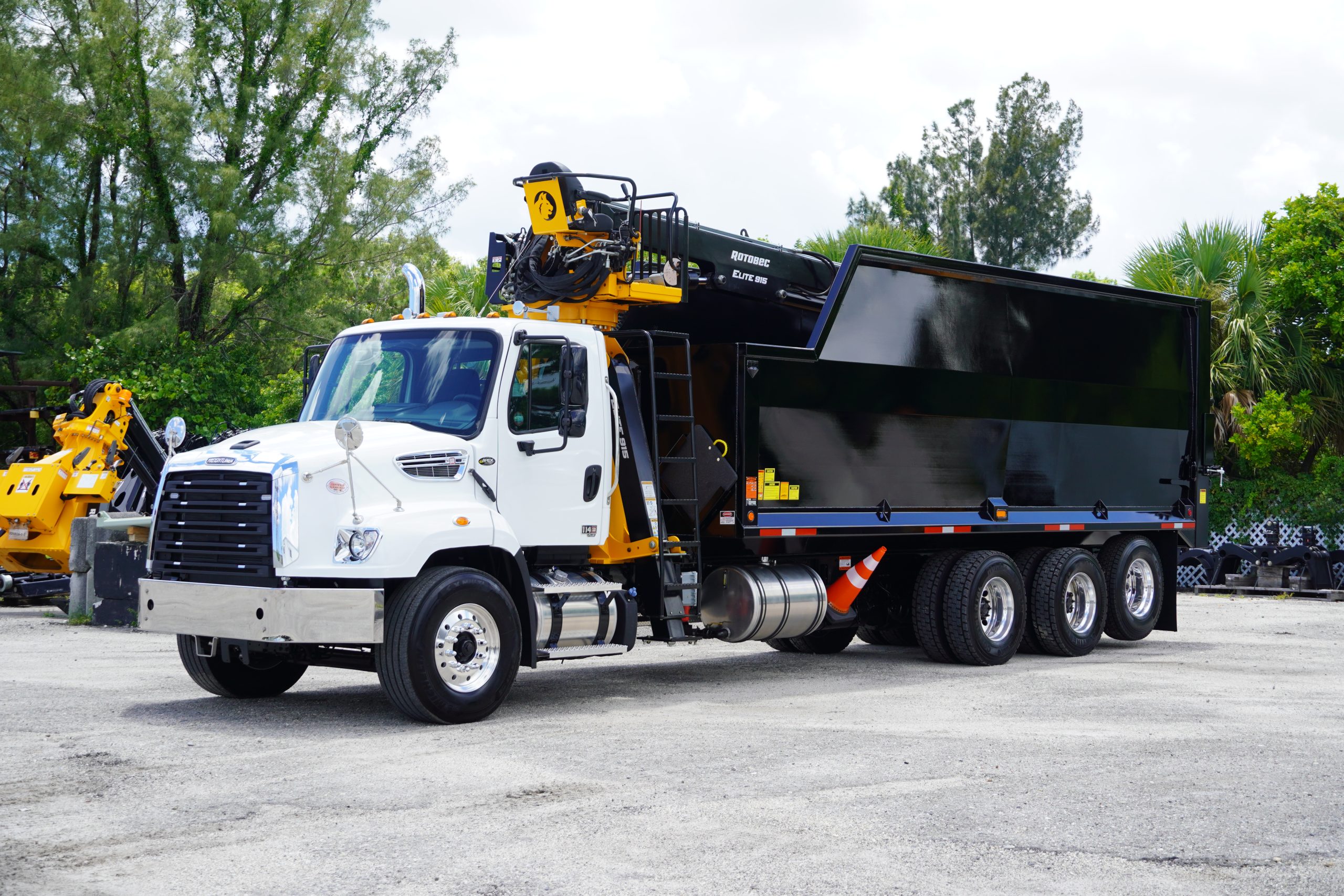 2027 FREIGHTLINER 114SD GRAPPLE TRUCK 2027 FREIGHTLINER 114SD GRAPPLE TRUCK - image 2 of 2