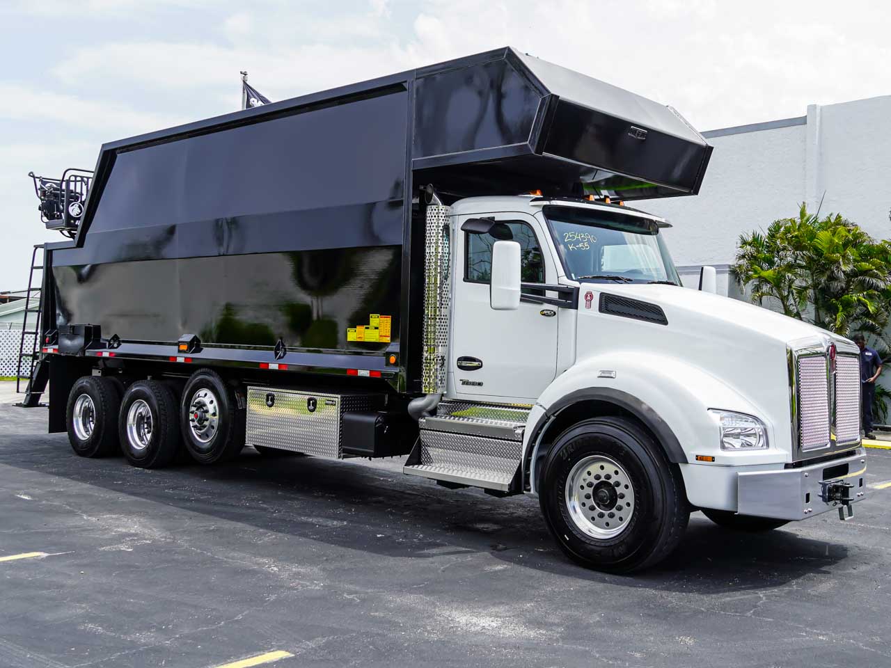 2027 KENWORTH T880 ROTOBEC GRAPPLE TRUCK 2027 KENWORTH T880 ROTOBEC GRAPPLE TRUCK - image 1 of 6
