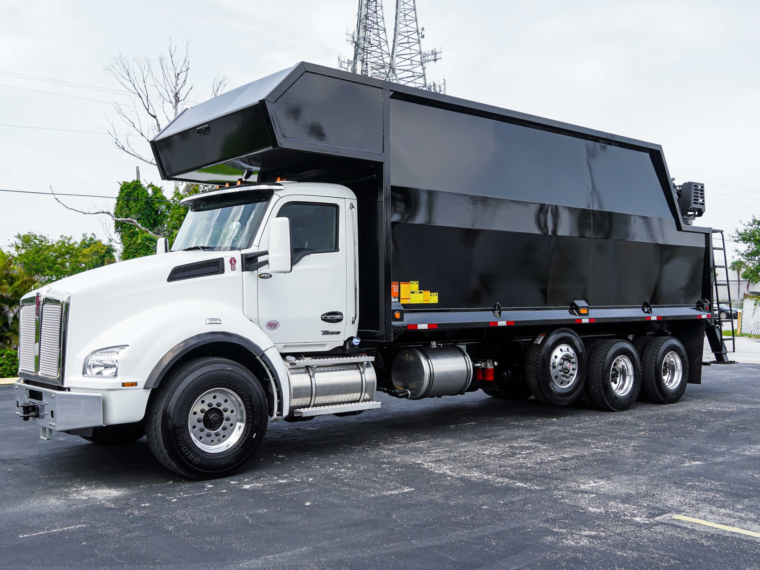 2027 KENWORTH T880 ROTOBEC GRAPPLE TRUCK 2027 KENWORTH T880 ROTOBEC GRAPPLE TRUCK - image 2 of 6