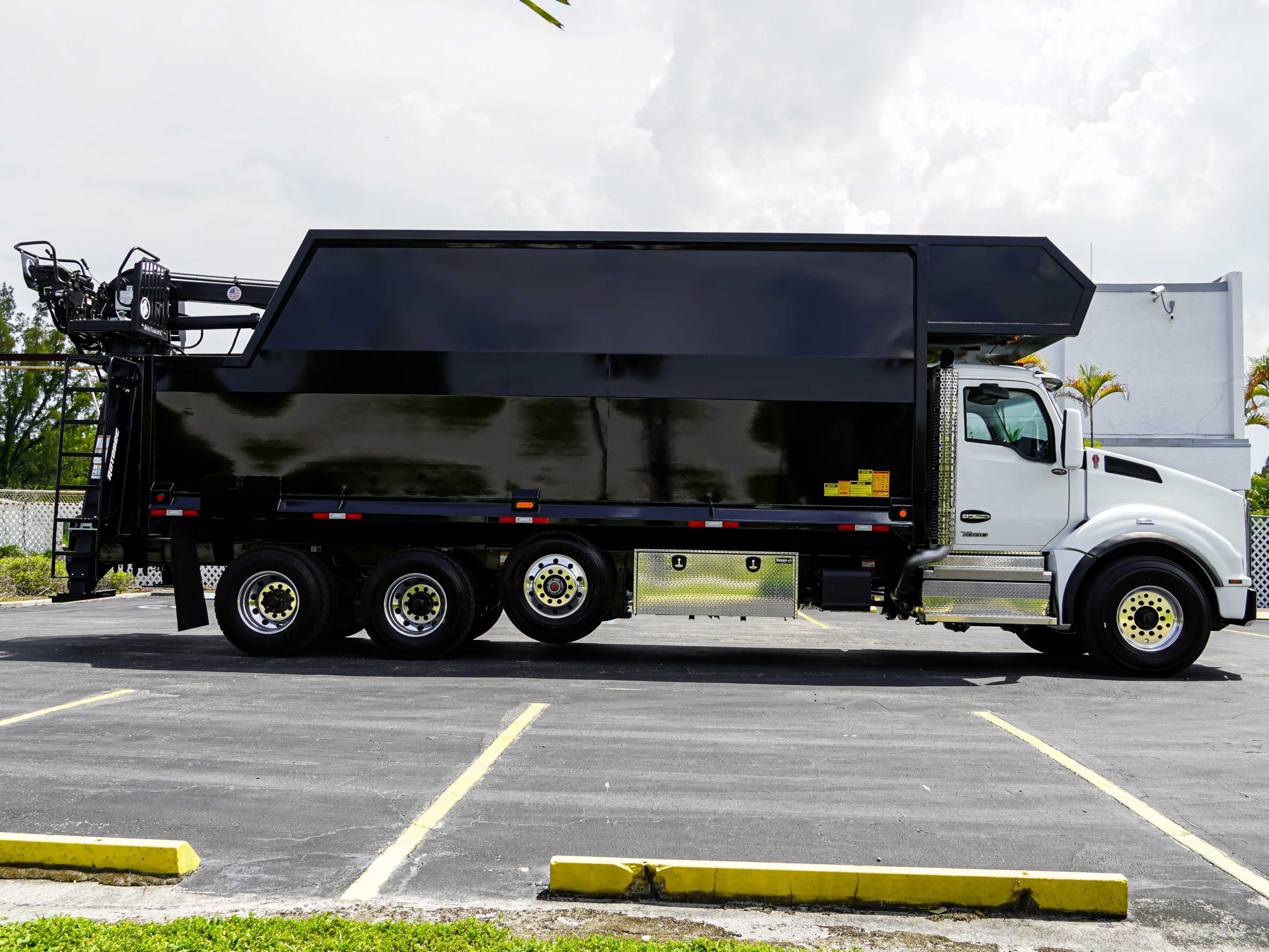 2027 KENWORTH T880 ROTOBEC GRAPPLE TRUCK 2027 KENWORTH T880 ROTOBEC GRAPPLE TRUCK - image 5 of 6