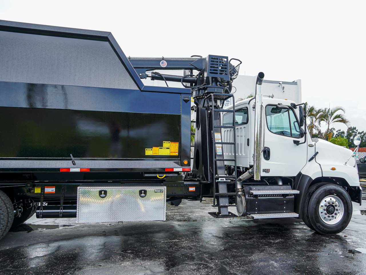 Freightliner 114SD Grapple Truck Freightliner 114SD Grapple Truck