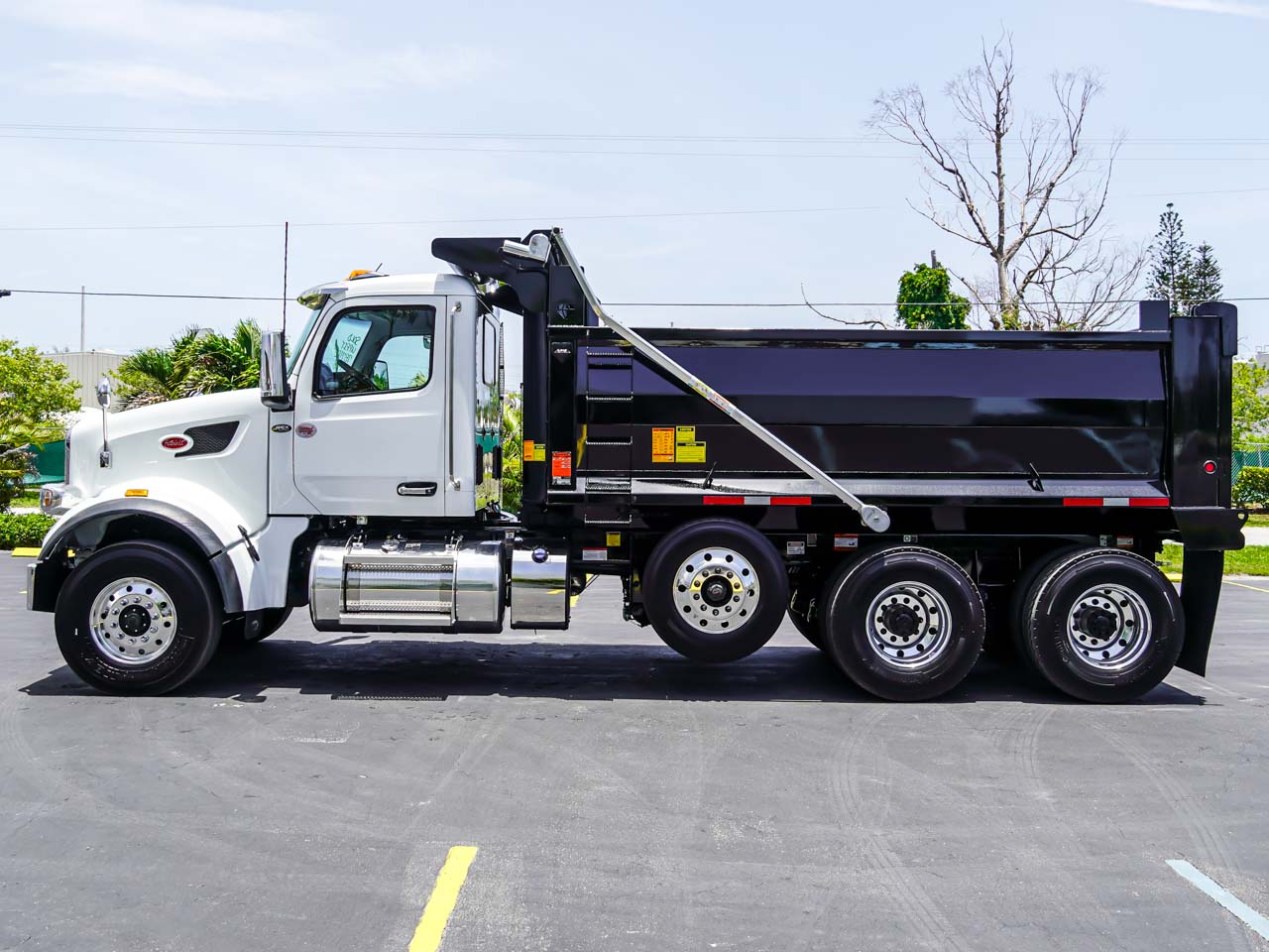 2026 PETERBILT 567 DUMP TRUCK FOR SALE 2026 PETERBILT 567 DUMP TRUCK FOR SALE - image 4 of 6