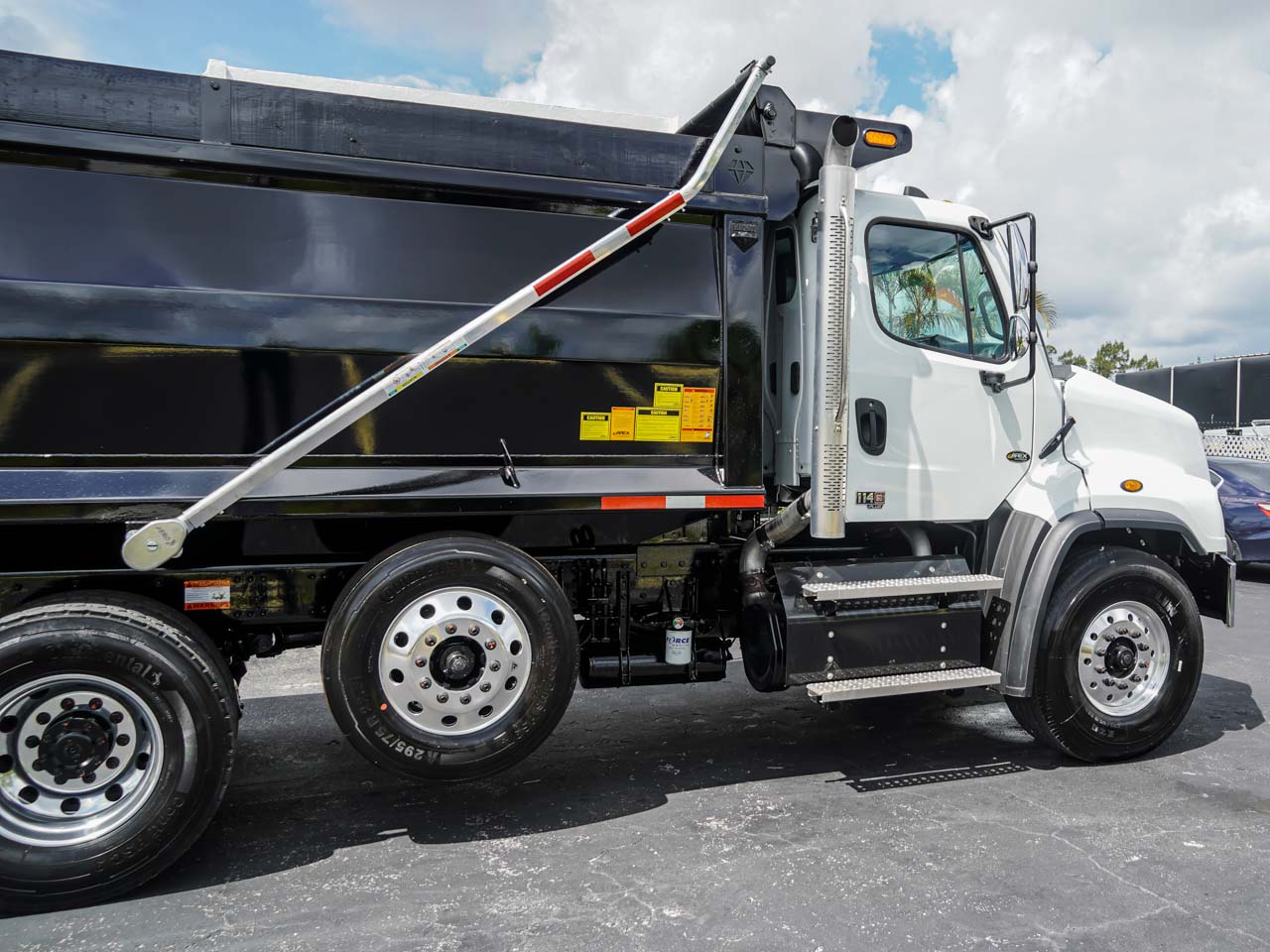 New Freightliner 114SD Dump Truck for Sale New Freightliner 114SD Dump Truck for Sale