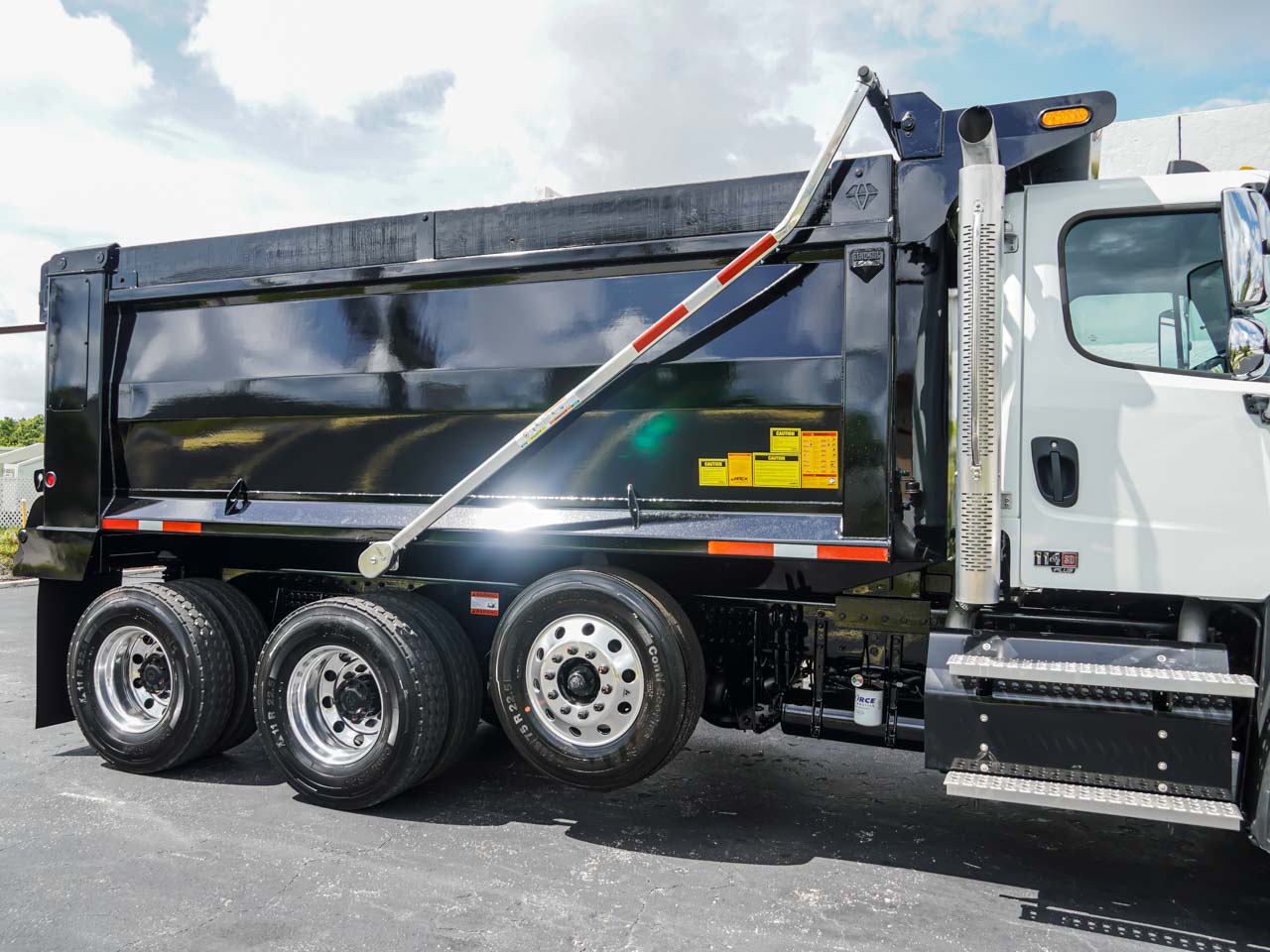 New Freightliner Beau Roc Dump Truck for Sale New Freightliner Beau Roc Dump Truck for Sale